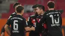 Pemain Bayern Munchen merayakan gol yang dicetak Robert Lewandowski ke gawang Augsburg dalam laga lanjutan Liga Jerman di WWK Arena, Kamis (21/1/2021) dini hari WIB. Bayern Munchen menang 1-0 atas Augsburg. (AFP/Andreas Gebert/pool)