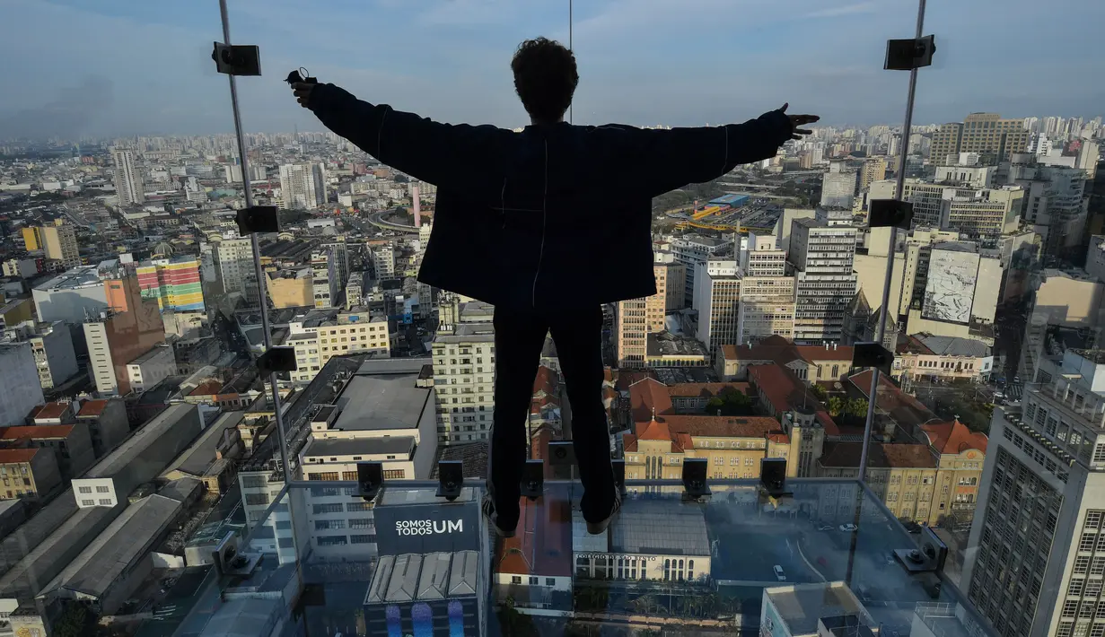 Seorang pengunjung terlihat di Sampa Sky Observation Deck di Sao Paulo, Brasil pada 05 Agustus 2021. Sampa Sky Observation Deck terletak di lantai 42 gedung tertinggi kota Sao Paulo, Mirante do Vale. (NELSON ALMEIDA / AFP)