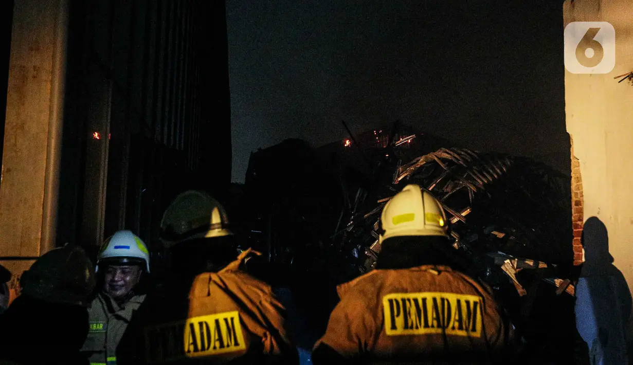 Petugas Penanggulangan Kebakaran dan Penyelamatan (Gulkarmat) DKI Jakarta berupaya memadamkan api yang membakar gedung Museum Nasional di Jalan Medan Merdeka Barat, Jakarta, Sabtu (16/9/2023). (Liputan6.com/Faizal Fanani)
