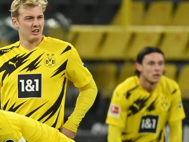 Para pemain Borussia Dortmund tampak lesu usai ditaklukkan Stuttgart pada laga Bundesliga di Stadion Signal Iduna Park, Minggu (13/12/2020). Stuttgart menang dengan skor 5-1. (AFP/Ina Fassbender)