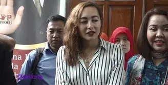 Dewi Rezer dan Marcellino Lefrandt baru saja menjalani sidang perceraian pertamanya di Pengadilan Negeri, Jakarta Selatan. Marcellino tidak hadir, Dewi mengaku grogi hadapi sidang perdana ini.