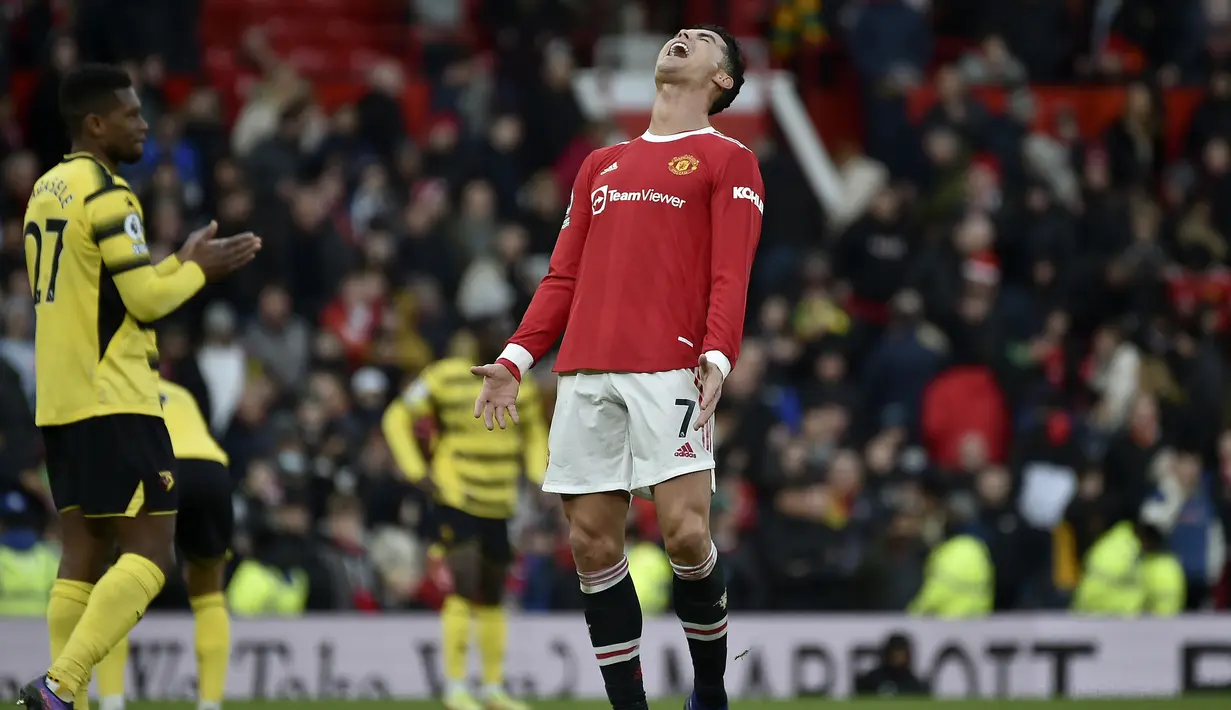 Cristiano Ronaldo sebenarnya mampu menjebol gawang Watford di babak pertama. Namun gol dianulir hakim garis yang memastikan CR-7 telah terperangkap offside terlebih dahulu sebelum mencetak gol. (AP/Rui Vieira)
