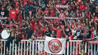 Suporter PSM Makassar pada awal-awal babak pertama leg kedua semifinal Zona ASEAN Piala AFC 2019 di Stadion Pakansari, Kabupaten Bogor, Rabu (26/6/2019) WIB. (Bola.com/Muhammad Iqbal Ichsan)