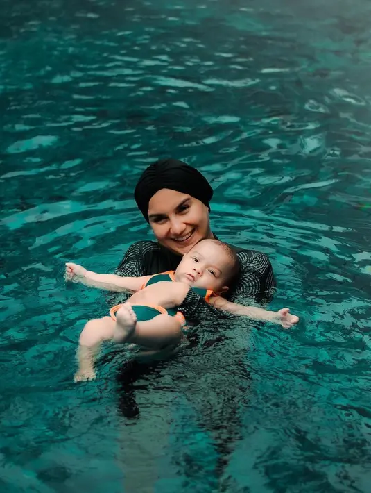 "Sudah numbuh gigi, terus makin bawel, sudah pintar ngambek, pintar marah-marah," kata Irish Bella. (Instagram/_irishbella_)