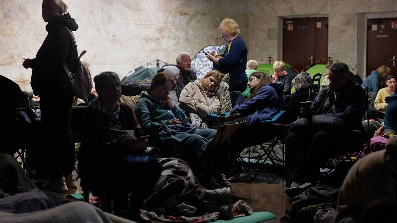 FOTO: Warga Kyiv Berlindung di Stasiun Metro Saat Alarm Serangan Udara Rusia Berbunyi