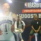 Mantan pemain NBA, Buggsy Bogues (tengah). (Istimewa)