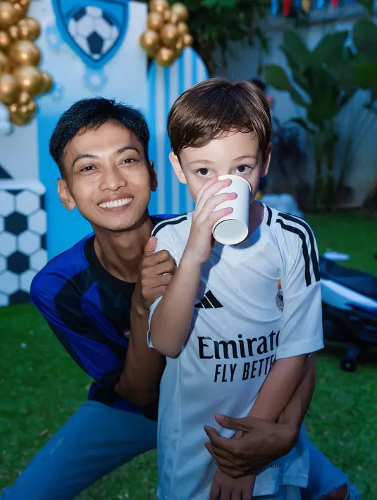 Pesta ulang tahun pun digelar dengan konsep unik bertema klub sepak bola Real Madrid. [@violenziajean].