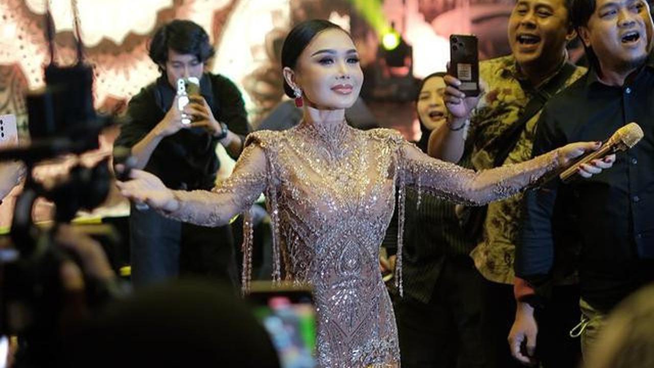 Potret Yuni Shara Pakai Dress Payet saat Manggung di Tegal, Cantik dan Menawan