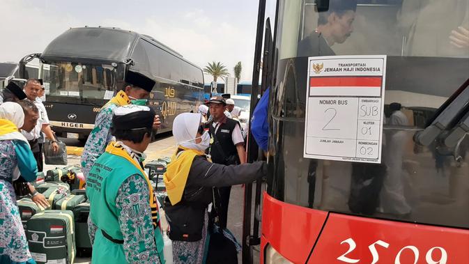 Jemaah haji Indonesia akan naik ke atas bus. Foto: Darmawan/MCH