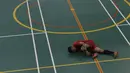 Seorang pesepak bola tuna rungu terjatuh saat bertanding pada Kejuaraan Futsal Tuna Rungu di GOR Ciracas, Jakarta, Sabtu (7/11/2015). (Bola.com/Vitalis Yogi Trisna)