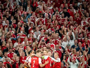 Para pemain Denmark merayakan gol keempat mereka ke gawang Israel selama pertandingan kualifikasi Grup F Piala Dunia FIFA Qatar 2022 di Kopenhagen (7/9/2021). Denmark menang telak ats Israel dengan skor 5-0. (Mads Claus Rasmussen/Ritzau Scanpix/AFP)