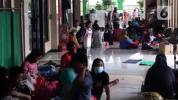 Suasana lokasi pengungsian warga di halaman Masjid Jami Al-Jihad, Perumahan Periuk Damai, Tangerang, Banten, Selasa (23/2/2021). Banjir setinggi 2,5 meter membuat warga harus mengungsi di tempat yang aman. (Liputan6.com/Angga Yuniar)