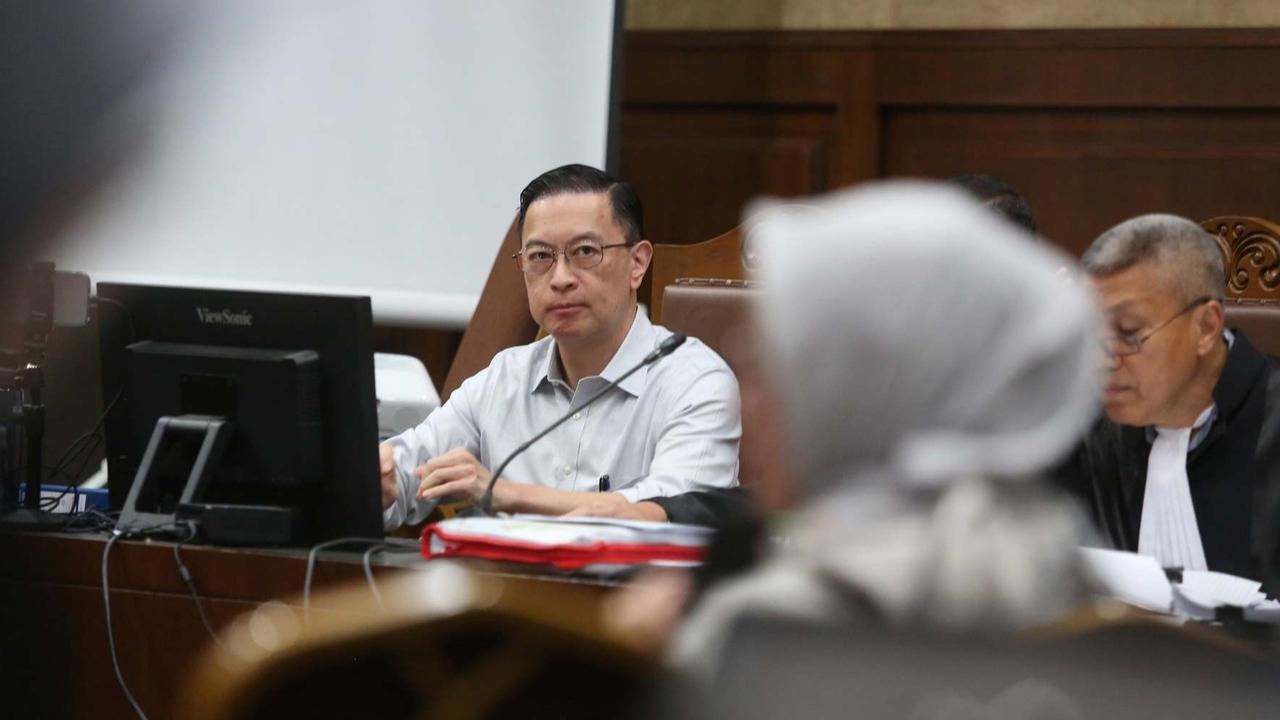 Persahabatan Kental, Senyum Haru & Pelukan Tom Lembong di Ruang Sidang dengar Anies Baswedan Punya Cucu Pertama