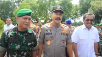 Kabaharkam Polri Komjen Pol Agus Andrianto (tengah) Jumat siang (14/2/2020) di Markas Yonif 410/Alugoro Blora (Foto: Liputan6.com/ Ahmad Adirin)