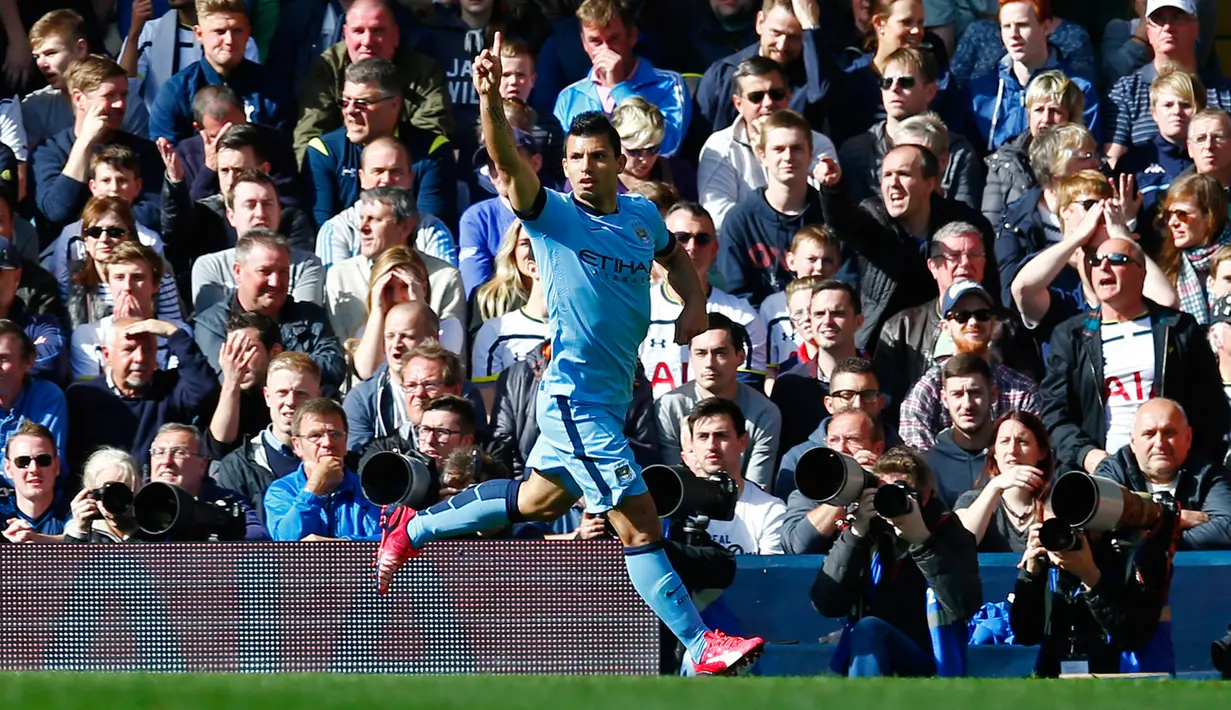 Penyerang Manchester City, Sergio Aguero merayakan selebrasi usai mencetak gol pada Laga Liga Premier Inggris di Stadion White Hart Lane, Inggris, Minggu (3/5/2015). Manchester City menang 1-0 atas Tottenham Hotspur. (Reuters/Eddie Keogh)