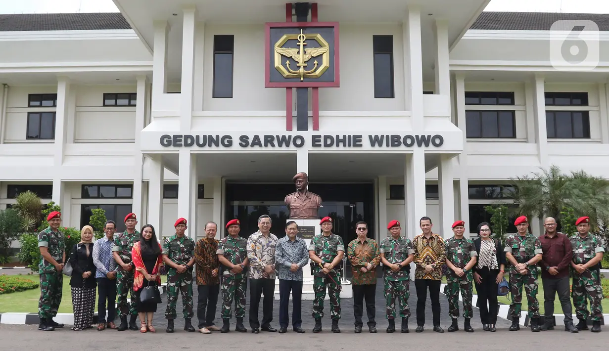 Direktur SCM, Imam Sudjarwo beserta jajaran berfoto bersama Danjen Kopassus Mayjend TNI I Nyoman Cantiasa beserta jajaran di Markas Kopassus, Jakarta, Senin (13/1/2020). Kunjungan itu bentuk silaturahmi bersama salah satu mitra perusahaan, dalam hal ini TNI. (Liputan6.com/Herman Zakharia)
