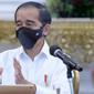 Presiden Jokowi meminta jajarannya bekerja lebih keras dalam penanganan pandemi, utamanya menyeimbangkan gas dan rem antara penanganan  saat memimpin ratas di Istana Merdeka, Jakarta, Senin (24/8/2020). (Kementerian Sekretariat Negara)