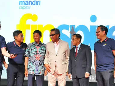 Direktur Utama Bank Mandiri Kartika Wirjoatmodjo (kanan) saat membuka pegelaran Finspire di Jakarta, Rabu (9/11). Acara ini merupakan pelatihan dan kompetisi untuk mendorong pengembangan startup di bidang financial technology. (Liputan6.com/Angga Yuniar)