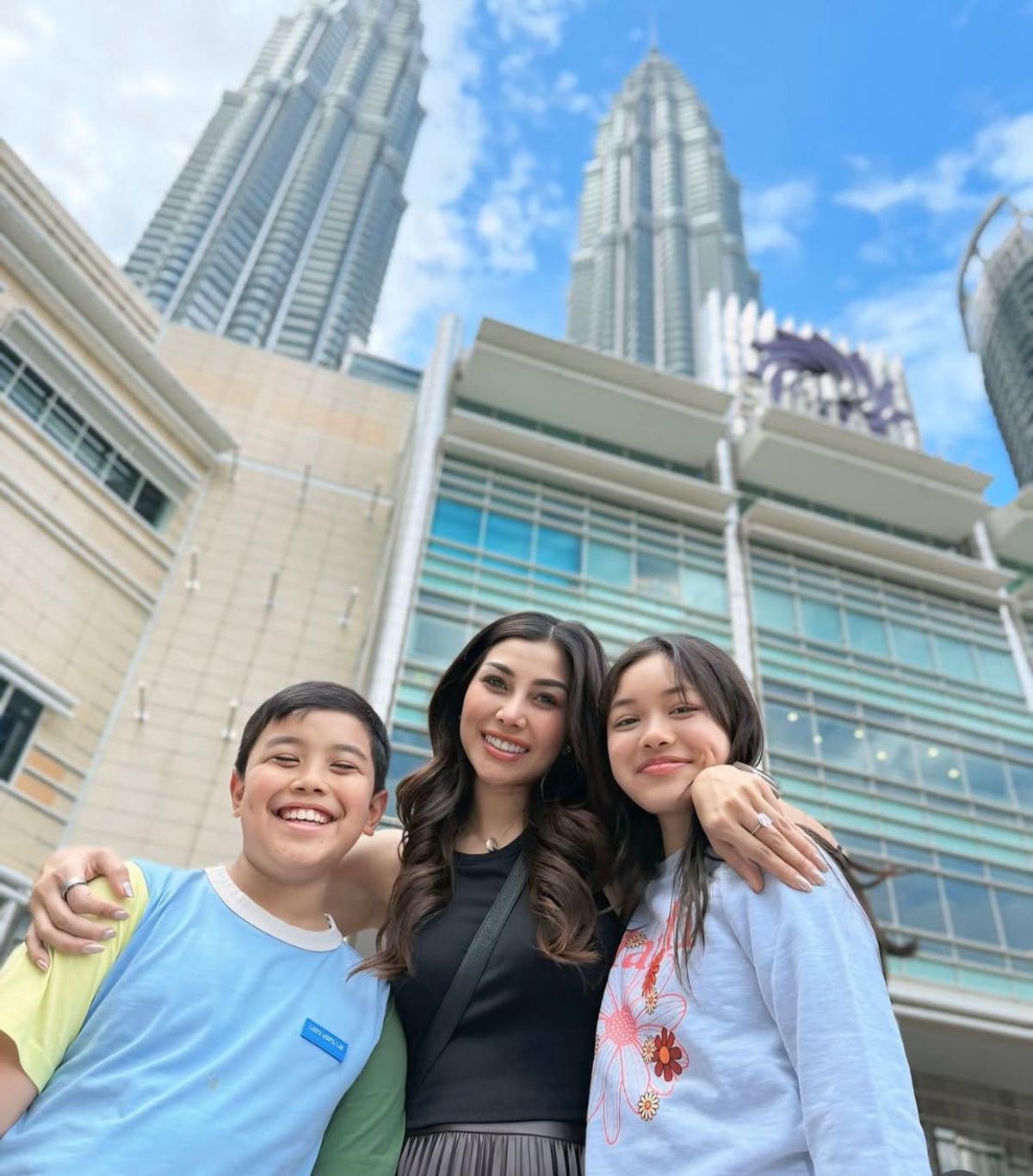 Momen Liburan Nisya Ahmad dengan Mantan Suami di Kuala Lumpur, Kebersamaan Keluarga yang Jadi Sorotan