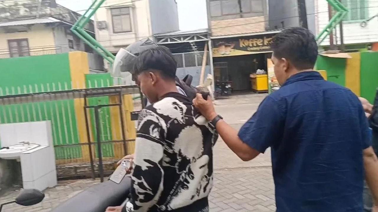 Anggota Geng Motor Ketinggalan Temannya Kabur Usai Serang Pelajar, Dikepung Warga Diberi 'Salam Olahraga