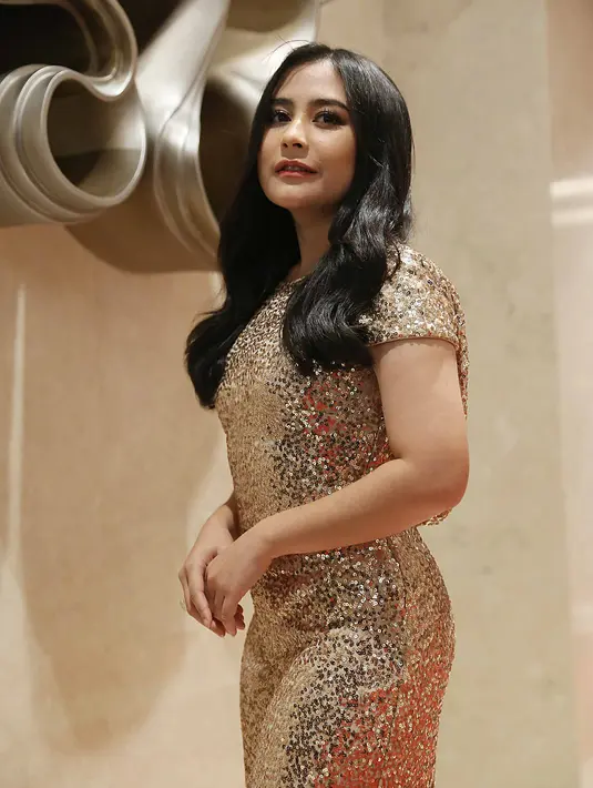 "Sekarang aku belum mau nerima sinetron karena paginya juga aku kuliah kan, jadi film aja biar lebih fleksibel," ungkap Prilly Latuconsina saat ditemui di kawasan Kuningan, Jakarta Selatan, Kamis (5/10/2017). (Nurwahyunan/Bintang.com)