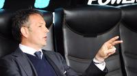 Pelatih Catania Sinisa Mihajlovic mengamati para pemainnya dari bangku cadangan saat berhadapan dengan AC Milan dalam partai lanjutan Serie A, 11 April 2010. AFP PHOTO/ANDREAS SOLARO