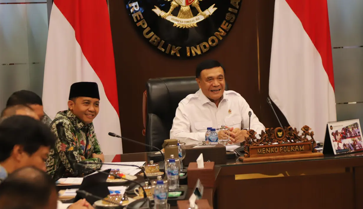 Menteri Koordinator Bidang Politik dan Keamanan (Menko Polkam) Djamari Chaniago didampingi Menteri Kehutanan Raja Juli Antoni  saat rapat koordinasi (rakor) penanganan kebakaran hutan dan lahan (karhutla) di Jakarta, Senin, 10 Agustus 2026. (KLY/Arie Basuki)