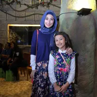 Annisa Trihapsari  dan anaknya, Aqueeni Aziz Djorghi  (Nurwahyunan/Bintang.com)