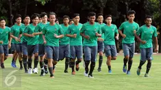 Sejumlah pemain berlari jelang latihan seleksi masuk Timnas Indonesia U-19 di Lapangan Atang Sutresna, Jakarta, Kamis (6/4). 14 pemain yang pernah berlaga di luar negeri mengikuti seleksi masuk Timnas Indonesia U-19. (Liputan6.com/Helmi Fithriansyah)