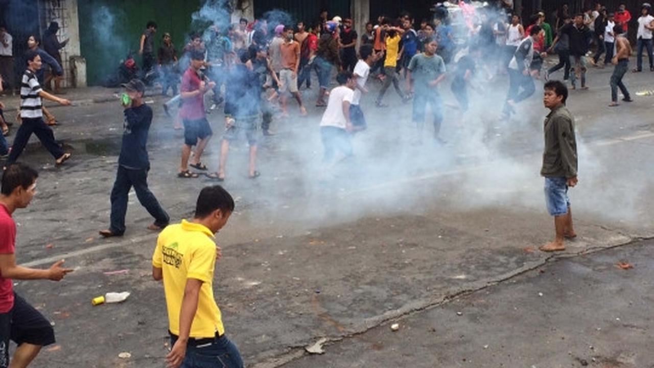 Aksi sengit warga Kampung Pulo bentrok dengan Satpol PP
