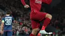 Striker Liverpool, Roberto Firmino berselebrasi usai mencetak gol ke gawang Red Star Belgrade selama pertandingan grup C Liga Champions di stadion Anfield, Inggris (24/10). Liverpool menang telak 4-0 atas Red Star. (AP Photo/Jon Super)