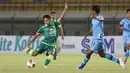 Gelandang Persebaya Surabaya, Muhammad Kemaluddin (kiri) menendang bola di depan gelandang Persela Lamongan, Syahroni dalam laga Grup C Piala Menpora 2021 di Stadion Si Jalak Harupat, Bandung, Sabtu (3/4/2021). (Bola.com/Ikhwan Yanuar)