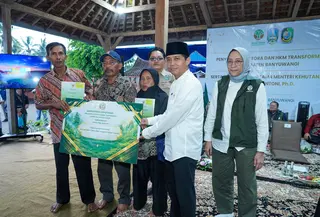 Menhut Raja Juli Antoni Serahkan SK TORA dan HKm 160,735 Hektar ke Warga Banyuwangi