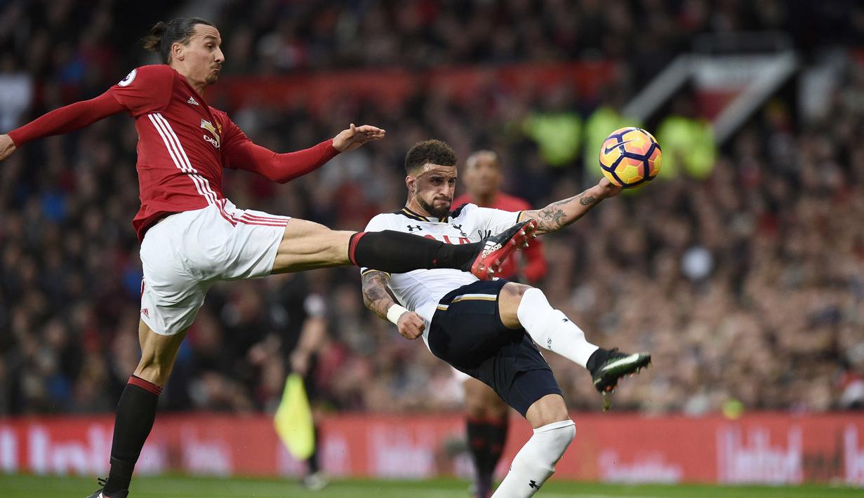 Zlatan Ibrahimovic (kiri) berebut bola dengan pemain Tottenham Hotspur, Kyle Walker pada lanjutan Premier League di Old Trafford, Manchester, (11/12/2016). (AFP/Oli Scarff)