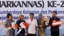 Menteri Kelautan dan Perikanan, Susi Pudjiastuti (tengah) berfoto usai memberikan penghargaan pada puncak peringatan Hari Ikan Nasional ke-2 di Jakarta, Minggu (22/11/2015). Beragam acara memeriahkan Harkannas ke-2. (Liputan6.com/Helmi Fithriansyah)