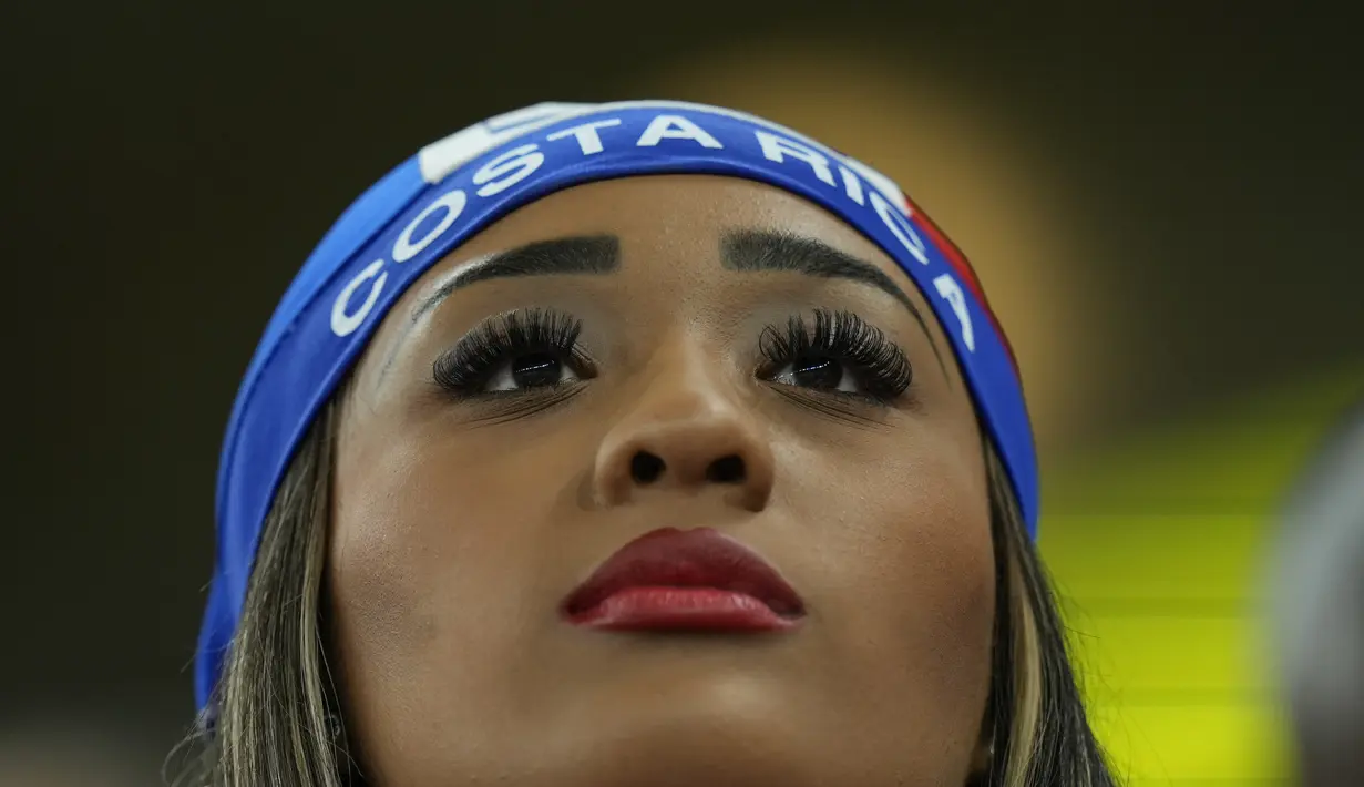 Seorang suporter wanita Kosta Rika menunggu ertandingan grup E Piala Dunia 2022 Qatar di Stadion Al Thumama di Doha, Qatar, Rabu 23 November 2022. Para suporter cantik Kosta Rika mencuri perhatian dan menambah semarak pertandingan dengan atribut yang dikenakannya. (AP Photo/Pavel Golovkin)
