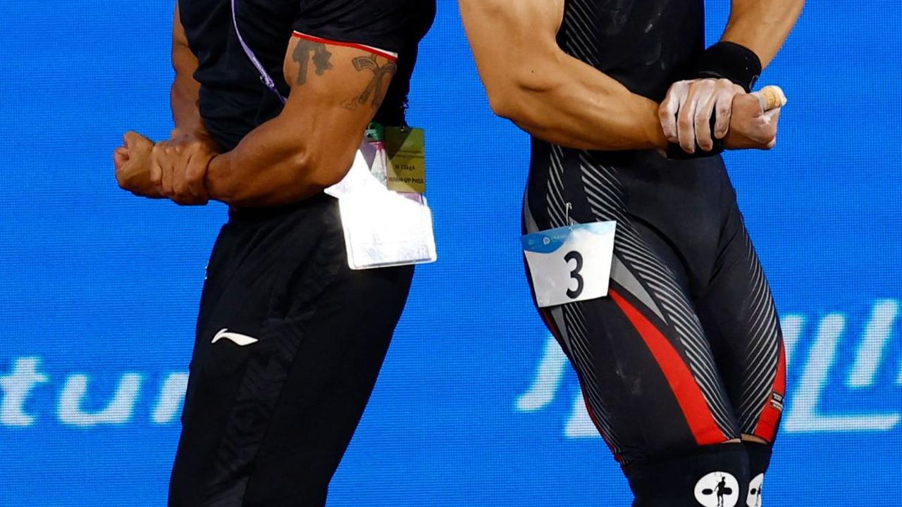Dengan demikian Rahmat sukses meraih total angkatan 359 kilogram sekaligus memecahkan rekor dunia di Asian Games.
