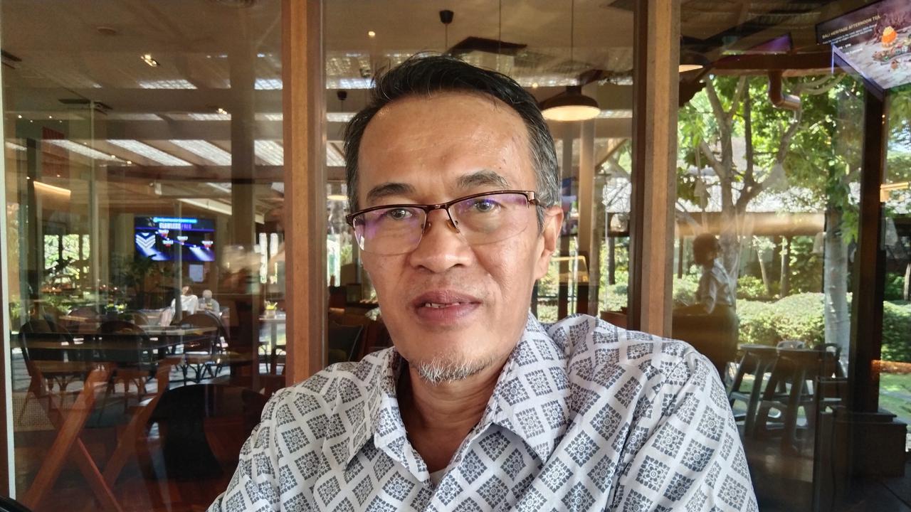 Zaini Rakhman selaku peneliti burung Elang Jawa sekaligus Ketua Raptor Indonesia (RAIN), Jumat (21/8). (merdeka.com/Foto Kadafi)