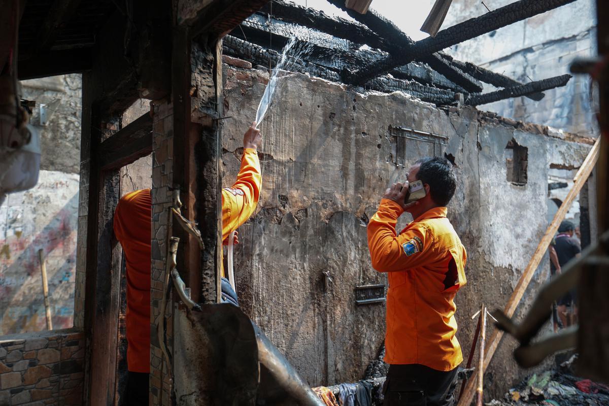 Warga Mengais Sisa Harta Benda Usai Kebakaran di Kramat Pulo Dalam