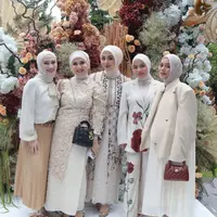 Lihat di sini penampilan besti Syifa Hadju di acara lamarannya dengan El Rumi. [@aurelie.hermansyah].