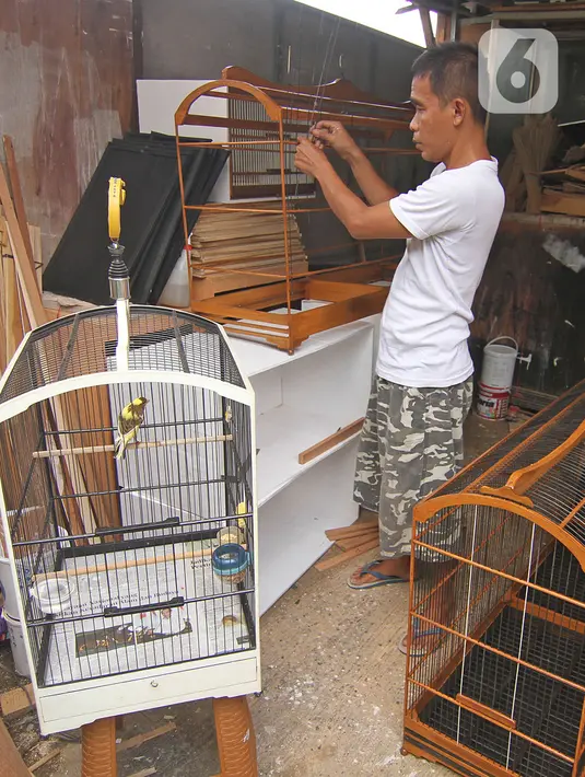 Perajin membuat sangkar burung di YR Sangkar, Cimanggis, Depok, Jawa Barat, Rabu (17/3/2021). Perajin mengkatakan produksi sangkar burung yang dijual Rp 150 ribu hingga Rp 500 ribu per sangkar alami peningkatan penjualan 50 persen selama pandemi COVID-19. (Liputan6.com/Herman Zakharia)