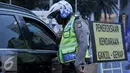 Petugas Kepolisian berbincang dengan supir yang melanggar aturan ganjil genap di Bundaran HI, Jakarta, Selasa (30/8). Sejumlah kendaraan masih didapati melanggar aturan ganjil genap yang telah resmi diberlakukan. (Liputan6.com/Yoppy Renato)