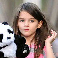 Suri Cruise memang punya kecantikan tiada tara (popsugar.com)