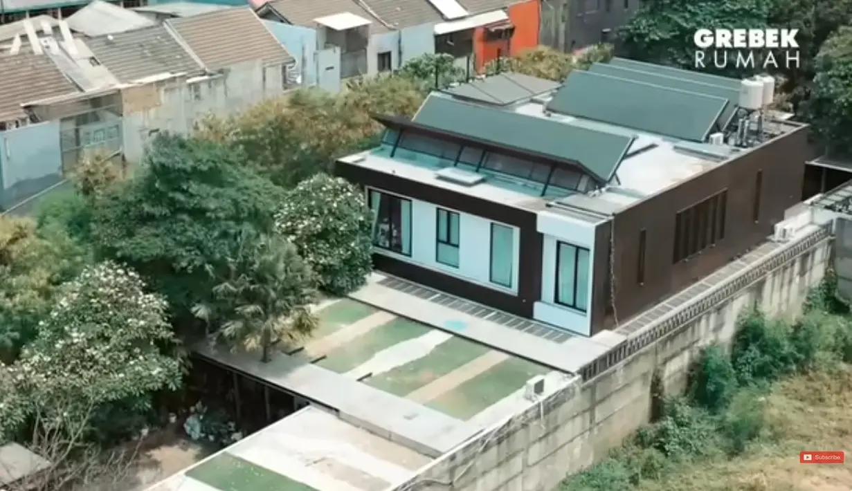 Berikut potret rumah yang diambil gambarnya dari atas. Rumah tampak panjang dan asri. Menurut Rachel, rumah tersebut dibangun di atas tanah seluas 1200 meter. [Youtube/AH]