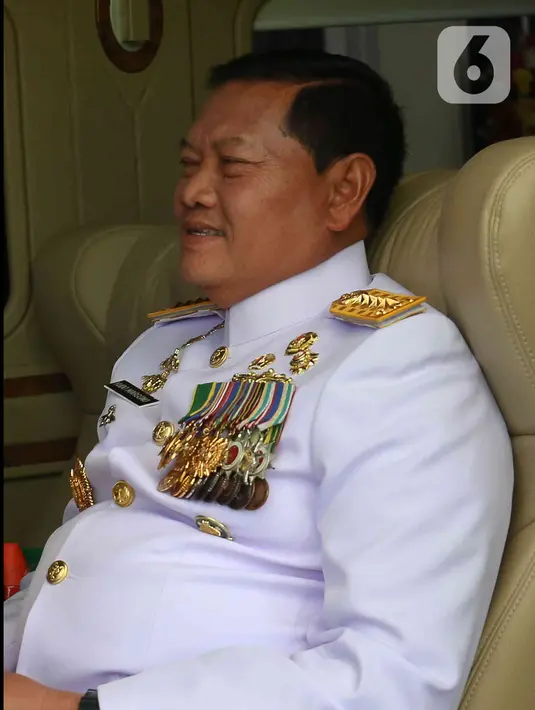 Kepala Staf Angkatan Laut (KSAL) Laksamana TNI Yudo Margono berangkat untuk mengikuti pelantikan sebagai Panglima TNI dari rumah dinas di Jakarta, Senin (19/12/2022). KSAL Laksamana TNI Yudo Margono berangkat menuju ke Istana Presiden untuk melaksanakan pelantikan sebagai Panglima TNI. (Liputan6.com/Herman Zakharia)