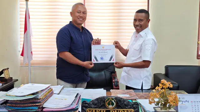Wakil Bupati Bernadinus Dhey Ngebu menyerahkan penghargaan kepada 55 mahasiswa penerima beasiswa.