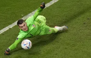 Barcelona Resmi Dapatkan Dominik Livakovic, Kiper Kroasia Dikontrak Empat Tahun