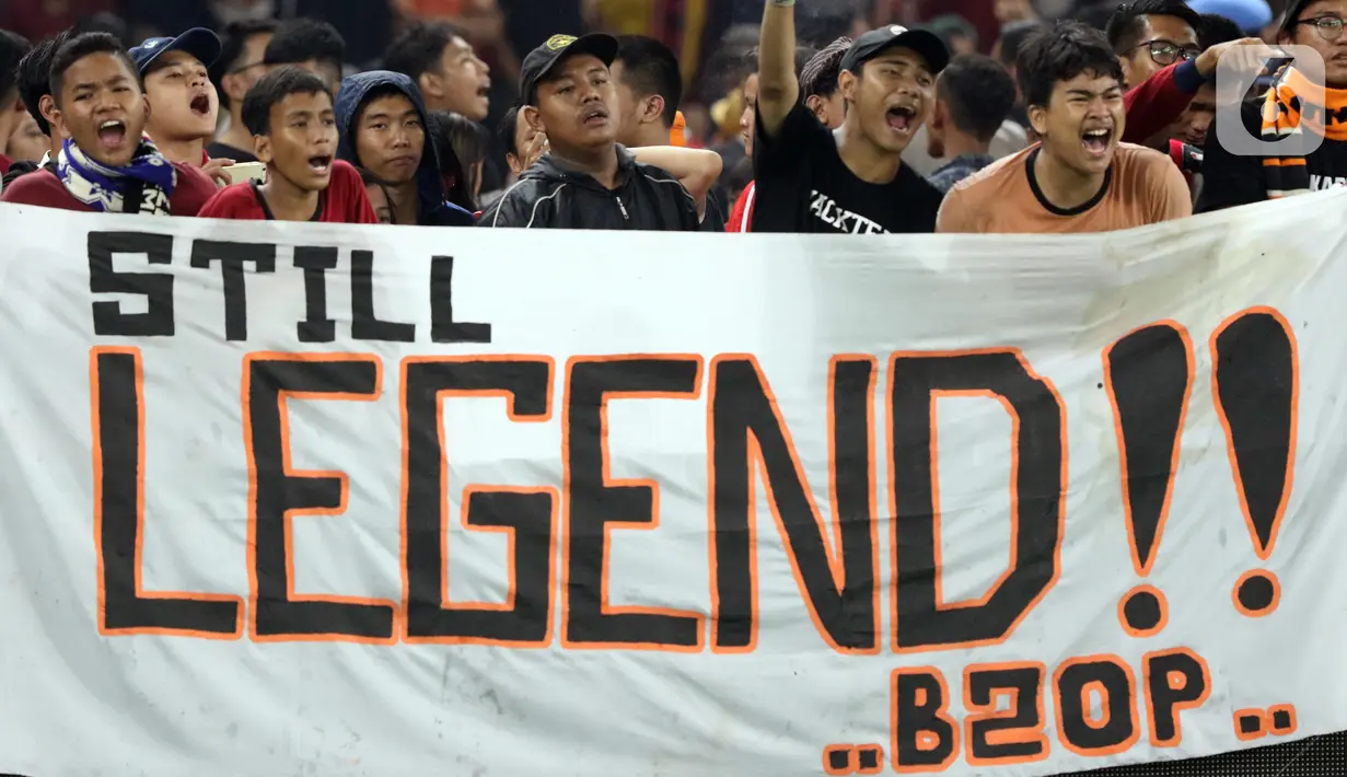 Suporter saat menyaksikan laga perpisahan pemain Persija, Bambang Pamungkas pada lanjutan Shopee Liga 1 Indonesia di SUGBK Jakarta, Selasa (17/12/2019). Laga melawan Persebaya menjadi pertandingan terakhir Bambang Pamungkas sebagai pesepakbola profesional. (Liputan6.com/Helmi Fithriansyah)