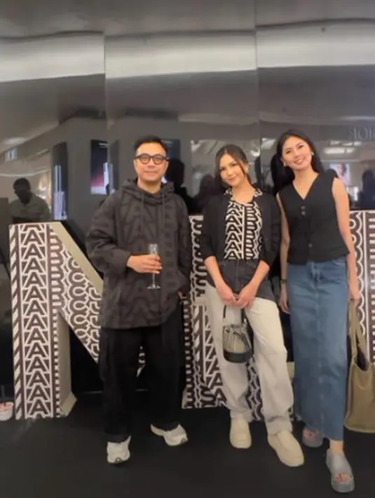 Ia memadukan t-shirt Marc Jacobs dengan dual tone jeans dan cardigan hitam [@jscmila]
