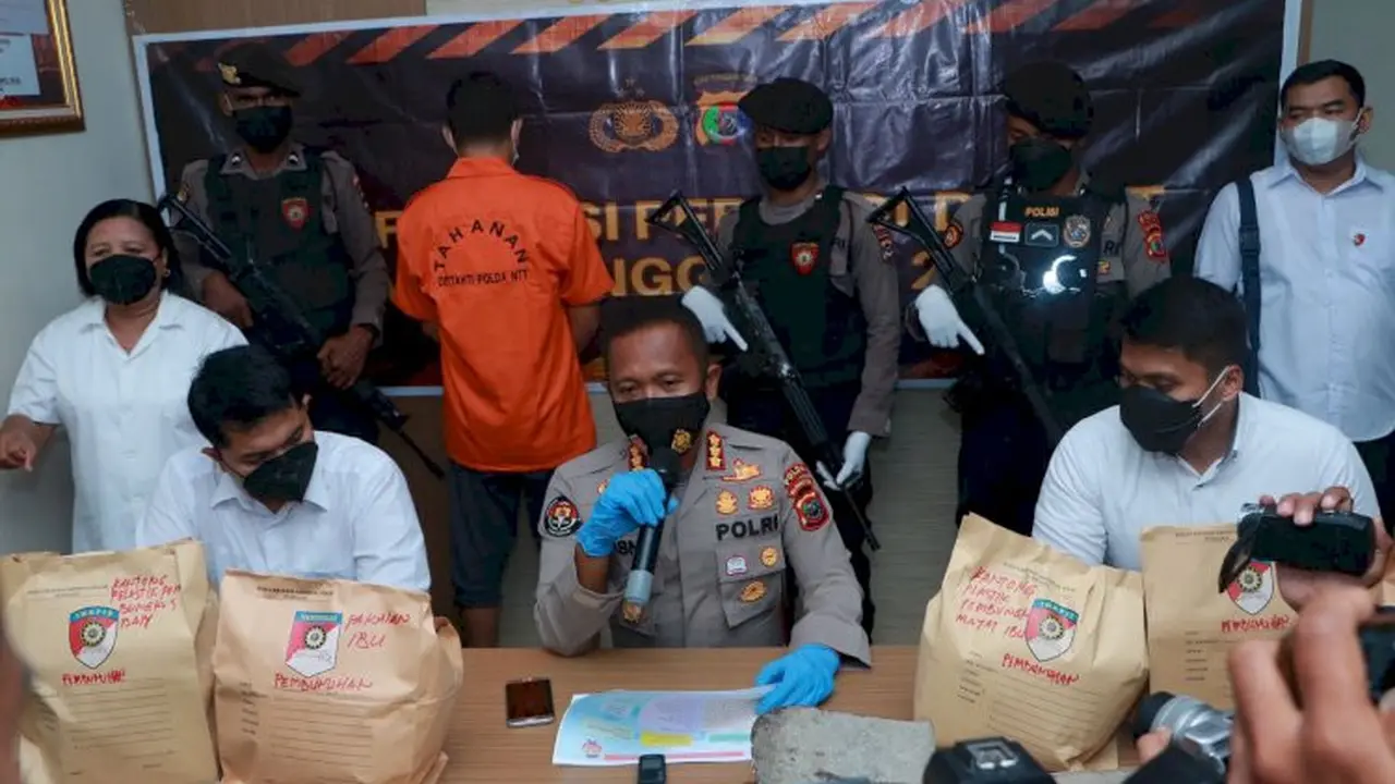 Kabidhumas Polda Nusa Tenggara Timur (NTT) Kombes Pol. Rishian Krisna Budhiaswanto, S.H., S.I.K., M.H., saat meberikan keterangan pers di Mapolda NTT. (Foto Istimewah)